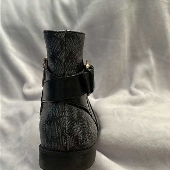 Michael Kors Black Ankle Booties Sleek Design - Picture 4 of 7